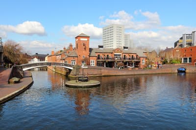Der Birmingham-Fazeley-Kanal in den West Midlands von England