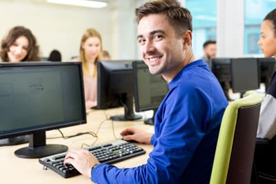 Student am Computer in einem Computerraum