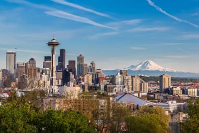 Skyline von Seattle mit Mount Rainier in den USA