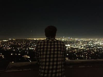Calvin Ohly schaut Großstadt bei Nacht an