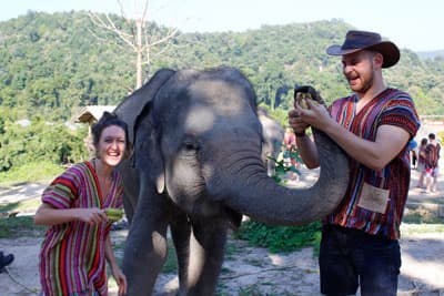 Zwei junge Menschen mit einem jungen Elefanten