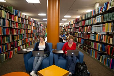 Zwei Studentinnen in der Unibibliothek der Boston University