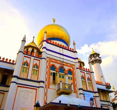 Eine Moschee mit goldenem Dach