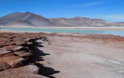 Landschaft mit Lagune in der Atacama-Wüste