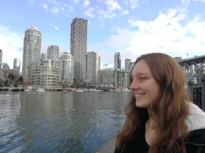 Studentin vor der Skyline von Vancouver