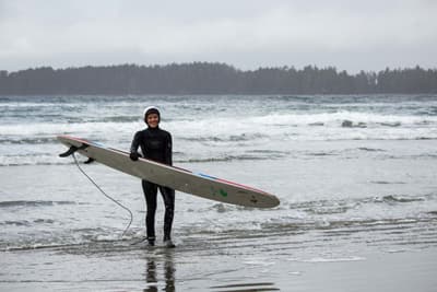 Studentin mit Surfbrett