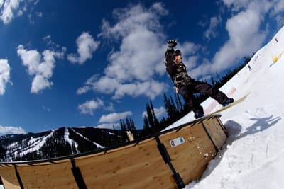 Snowboard Action unter dem stahlblauen Himmel British Columbias
