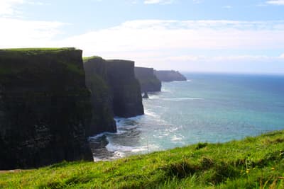 Die Cliffs of Moher, eine grüne Steilküste in Irland