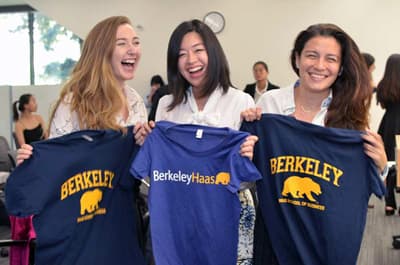 Studentinnen der Berkeley-Haas School of Business mit Uni T-Shirts.