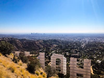 Blick über das Hollywood Sign hinweg auf LA.