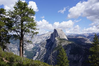 Beeindruckender Ausblick in die Felsschluchten des Yosemite National Parks.