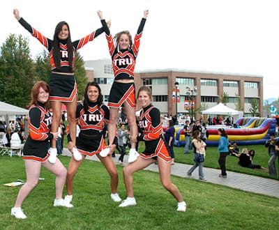 Cheerleader der Thompson Rivers University machen eine Pyramide auf dem Campusgelände der Uni.