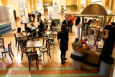 Cafébetrieb in der Great Hall des Museumsgebäudes der Massey University in Wellington