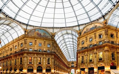 Ausschnitt der Shopping-Kunstgalerie Galleria Vittorio Emanuele II in Mailand.