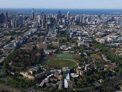 Der Campus der Universität mit Melbournes Skyline im Hintergrund