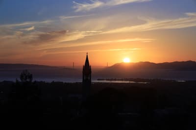 Sonnenuntergang hinter "Campanile", dem Wahrzeichen der UC Berkeley