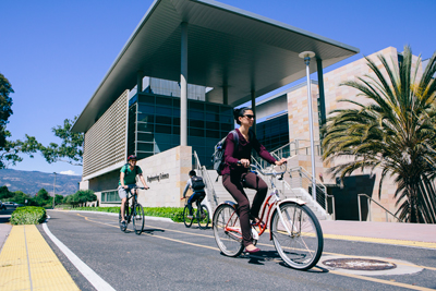Studierende fahren Fahrrad am Campus der University of California, Santa Barbara