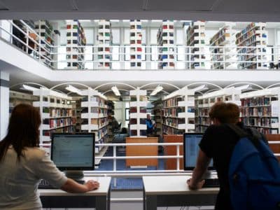 Studierende in der Universitätsbibliothek