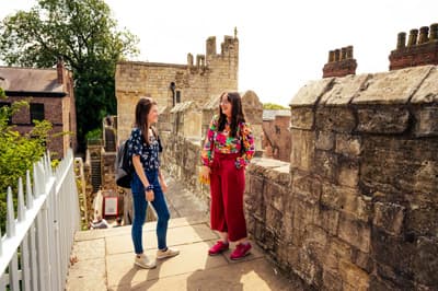 Studierende auf der historischen Stadtmauer von York