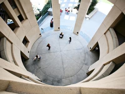 Rundes offenes Gebäude auf dem Campus der CSUSM
