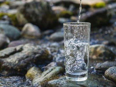 Frisches Wasser in einem Wasserglas