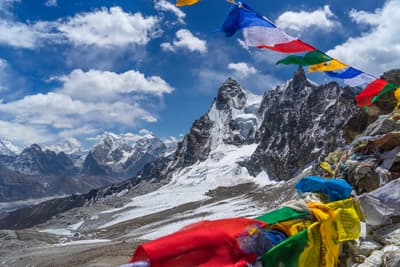 Gebetsfahnen vor Himalaya-Gerbigspanorama