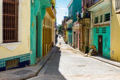 Seitenstraße in der Altstadt von Havanna (Kuba)