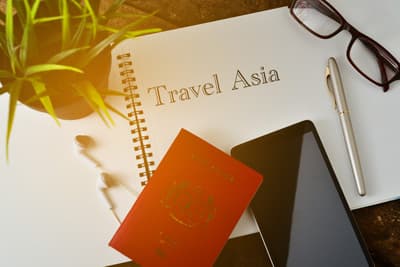 Reisenotizbuch für Asien, Reisepass und Smartphone