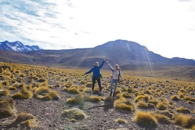 Zwei Studenten durchstreifen die Landschaft in Chile