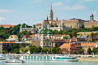 Blick auf Buda mit Burgpalast und Matthiaskirche (Budapest, Ungarn)