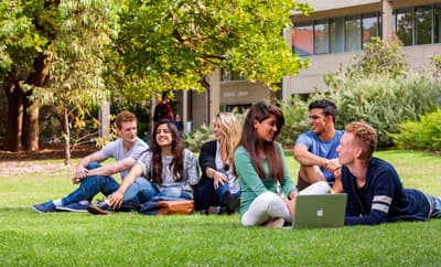 Studierende auf dem Campus der University of Western Australia.