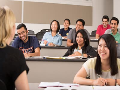 Internationale Studenten in einem Klassenraum der California State University Fullerton (USA)