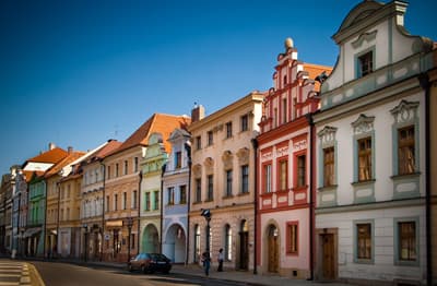 Häuserreihe in der Altstadt von Hradec Králové (Tschechien)