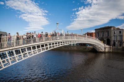 Die Ha'penny Bridge in der irischen Hauptstadt Dublin