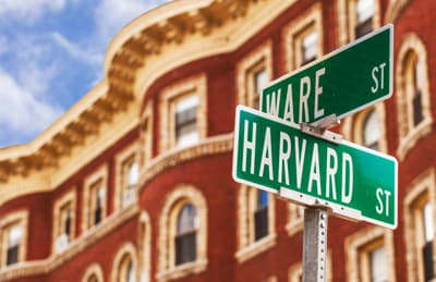 Straßenschild mit der Aufschrift Harvard Street (USA)