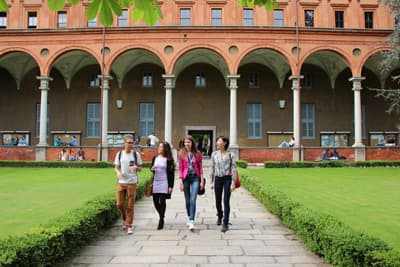 Studenten auf dem Campus der Università Cattolica del Sacro Cuore