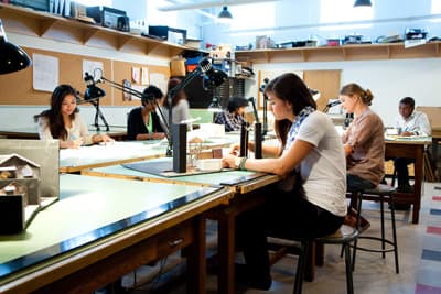 Studenten im Studio an der University of Winnipeg (Manitoba, Kanada)