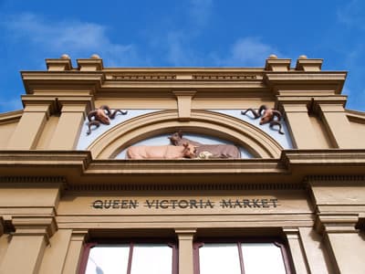 Stattliches Gebäude mit der Aufschrift Queen Victoria Market