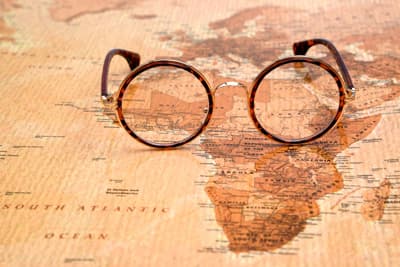Brille auf einer Afrikakarte