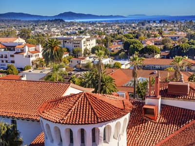Häusermeer in Santa Barbara mit Pazifik im Hintergrund (USA)