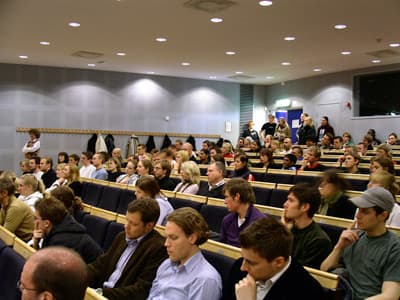 Studierende sitzen in einem Hörsaal.