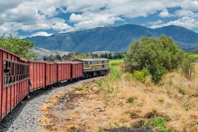 Bahnstrecke durch die ecuadorianische Landschaft