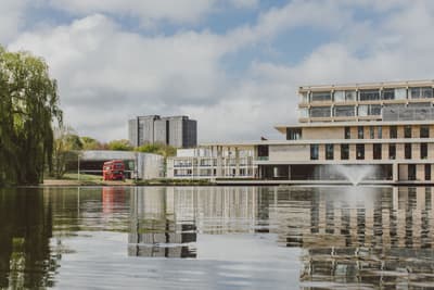 Blick auf den See am Campus der University of Essex
