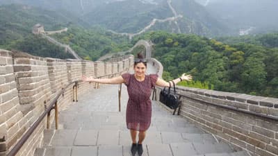 Eine Frau auf der Chinesischen Mauer