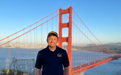 Campusreporter Elija vor der Golden Gate Bridge
