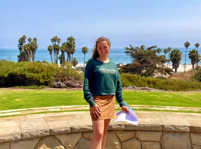 Studentin umgeben von der traumhaften Landschaft in Santa Barbara