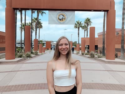 Studentin auf dem Campus der California State University, Los Angeles