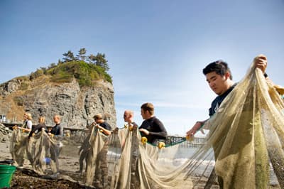 Studierende der Humboldt State University (USA) mit Fischernetzen 