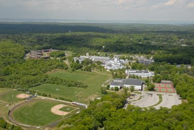 Campus der SUNY Old Westbury (USA) aus der Vogelperspektive
