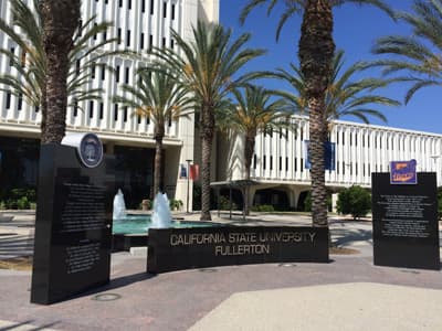 Campus mit Palmen der California State University Fullerton